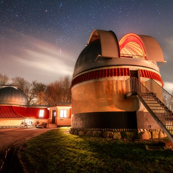 Billede af et observatorium under en aftenhimmel