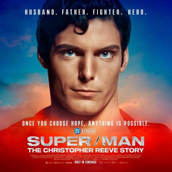 Plakaten til Super/Man the Christopher Reeve story med et billede af Reeve i rollen som Superman.