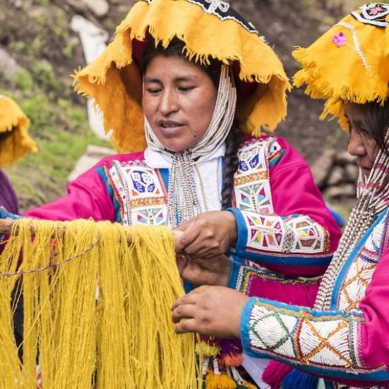 Billede af garnfarvning i Peru