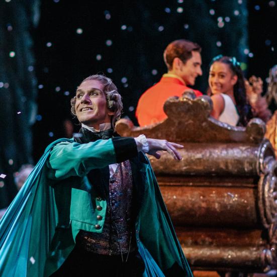 Kostumer, pragt og julestemning i Nøddeknækkeren