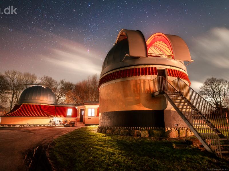 Billede af et observatorium under en aftenhimmel