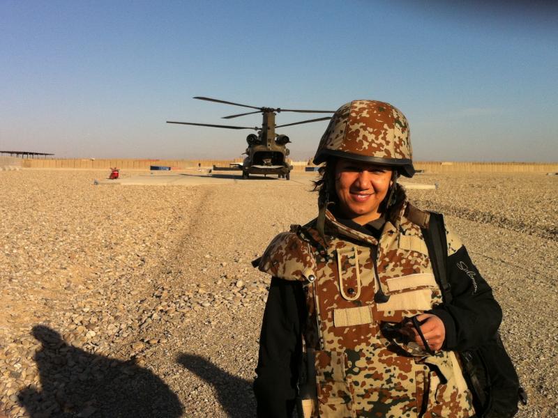 Simi Jan på job i en ørken.