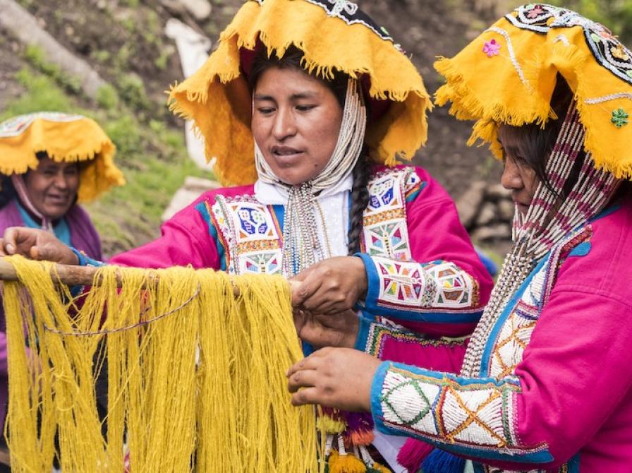 Billede af garnfarvning i Peru
